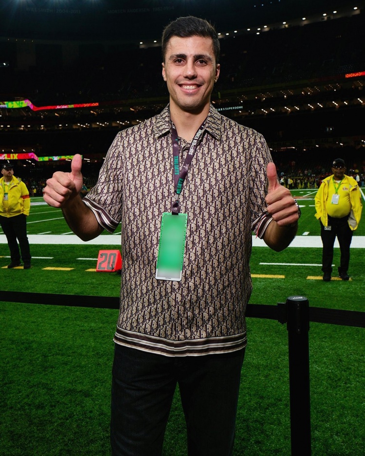  羅德里現(xiàn)場觀看NFL超級碗，據悉曼城派理療師陪同