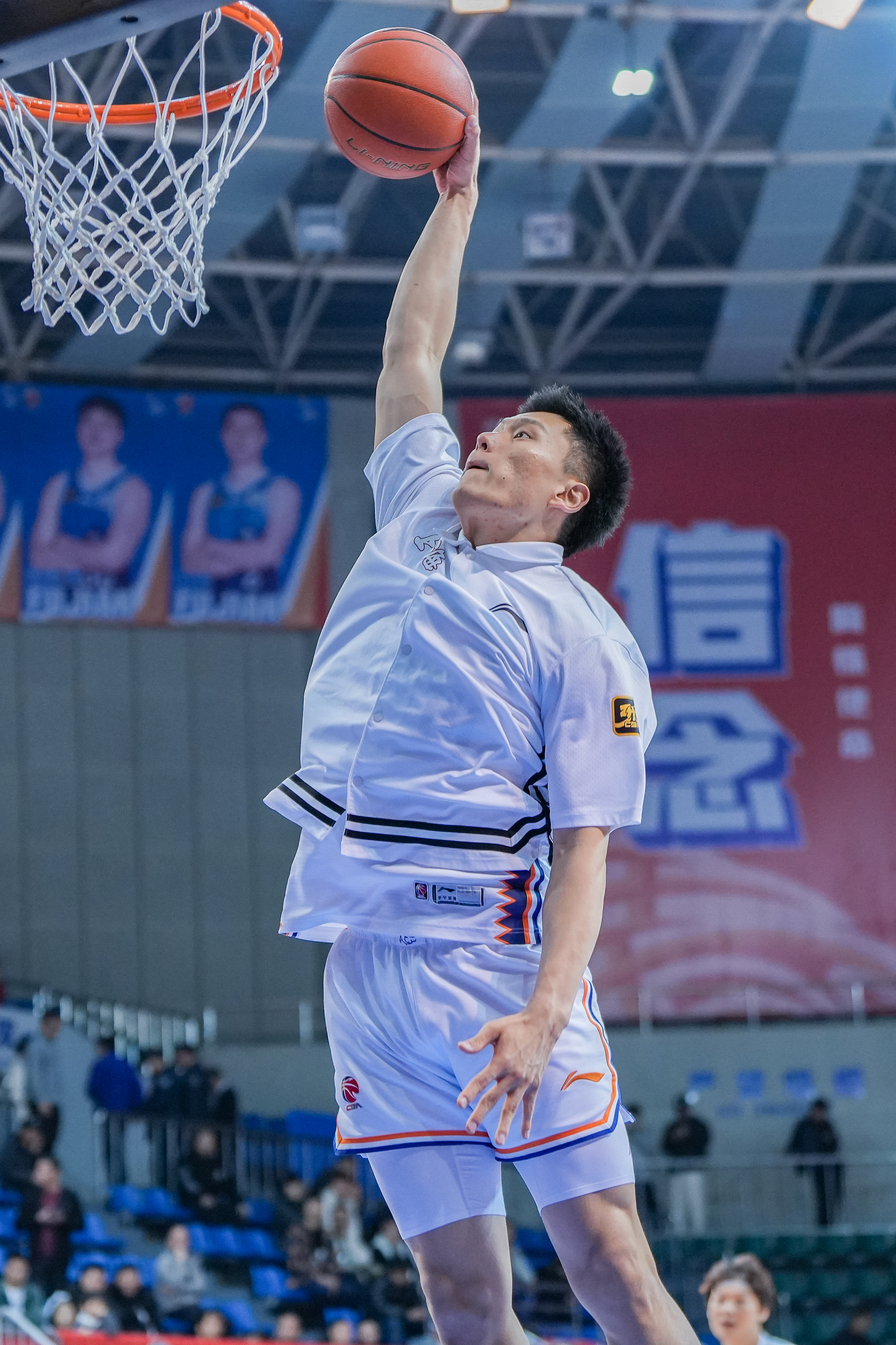  持續(xù)漲球！上海男籃“李花”組合—李弘權、李添榮