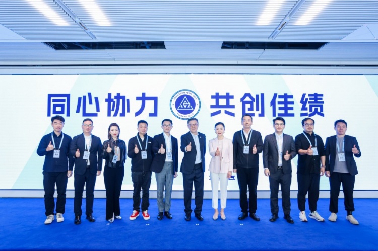  足球報：10家企業(yè)捧場新賽季出征儀式，深圳新鵬城進一步做強做優(yōu)