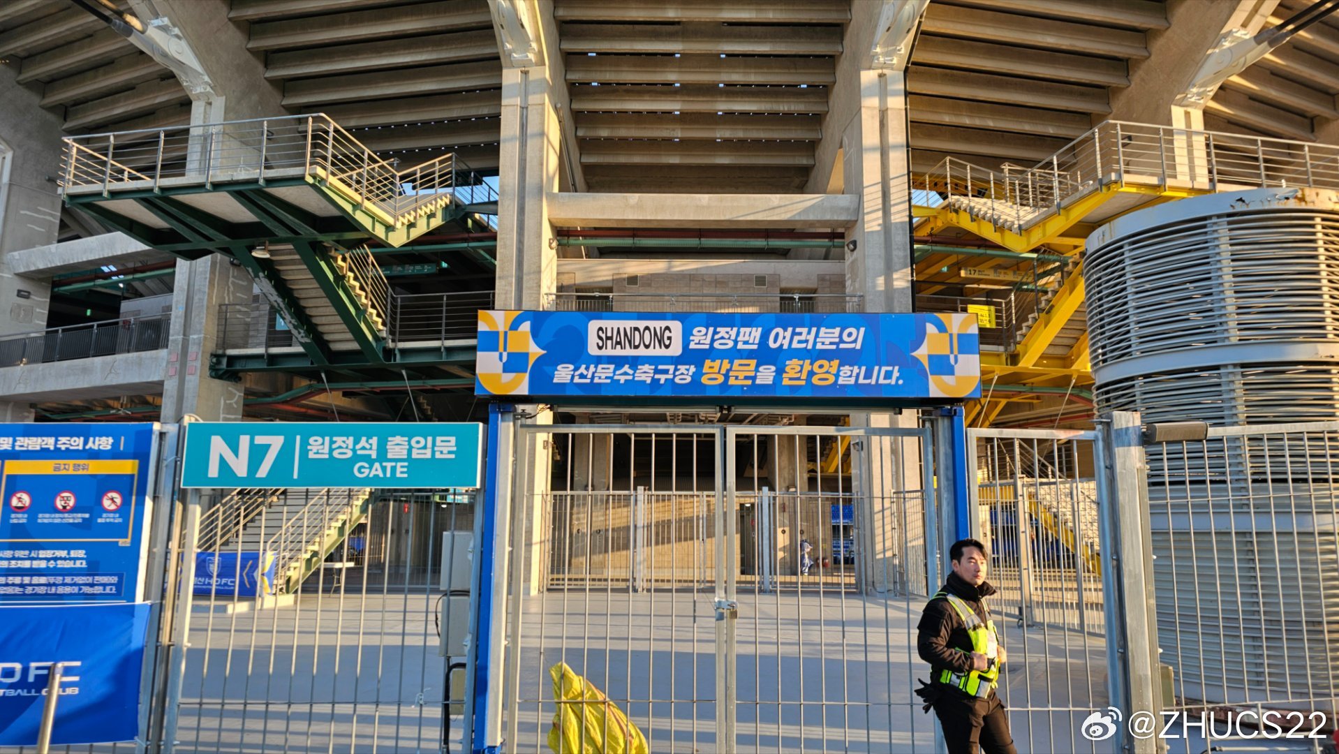  博主：蔚山現(xiàn)場工作人員、轉播車、安保在準備撤場，場外一片安靜