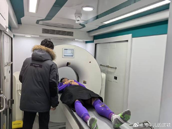  補時階段頭部被撞，天津記者：目前謝維軍正在醫(yī)院接受檢查
