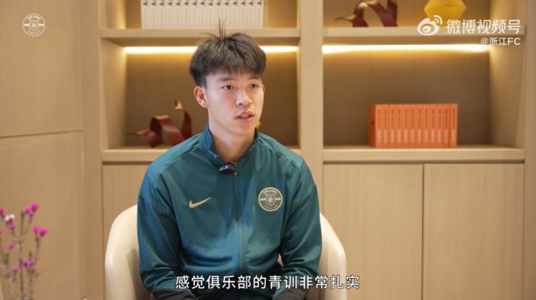  王鈺棟：我還想在中超踢出點(diǎn)成績?cè)俪鋈タ纯?，俱樂部也支持我出? class=
