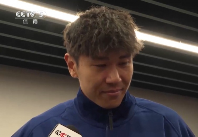  鐵漢柔情！三鎮(zhèn)球員劉奕鳴探望患病小球迷時哽咽