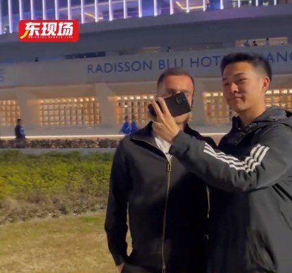 塞爾吉尼奧現(xiàn)身上海八萬人體育場，并與球迷親切打招呼合影