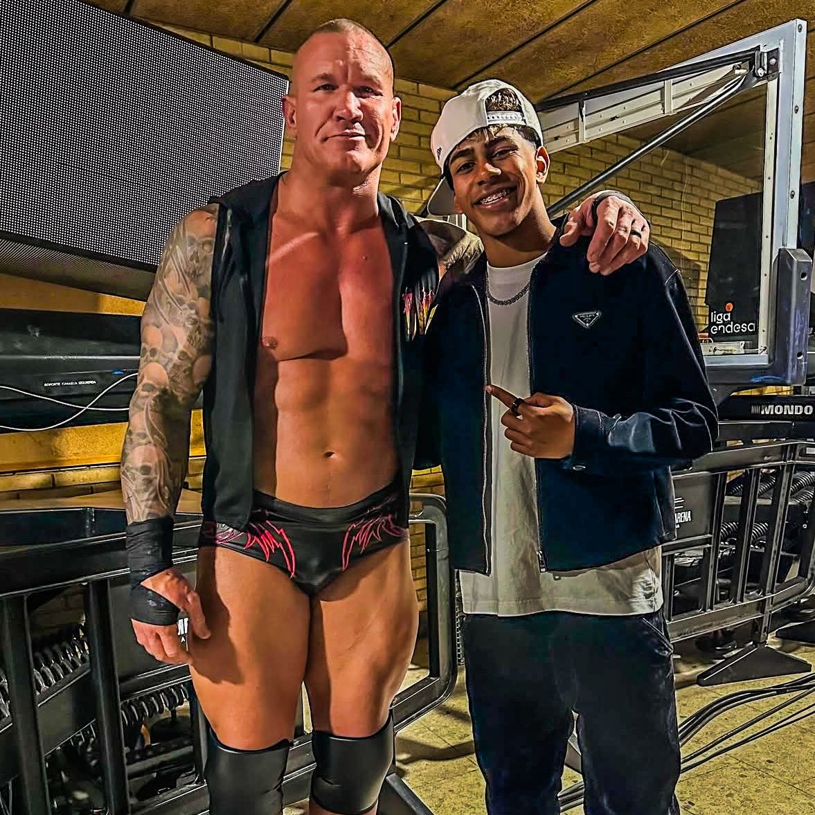  小心RKO！亞馬爾現(xiàn)場觀戰(zhàn)WWE，和奧爾頓、Triple H等合影