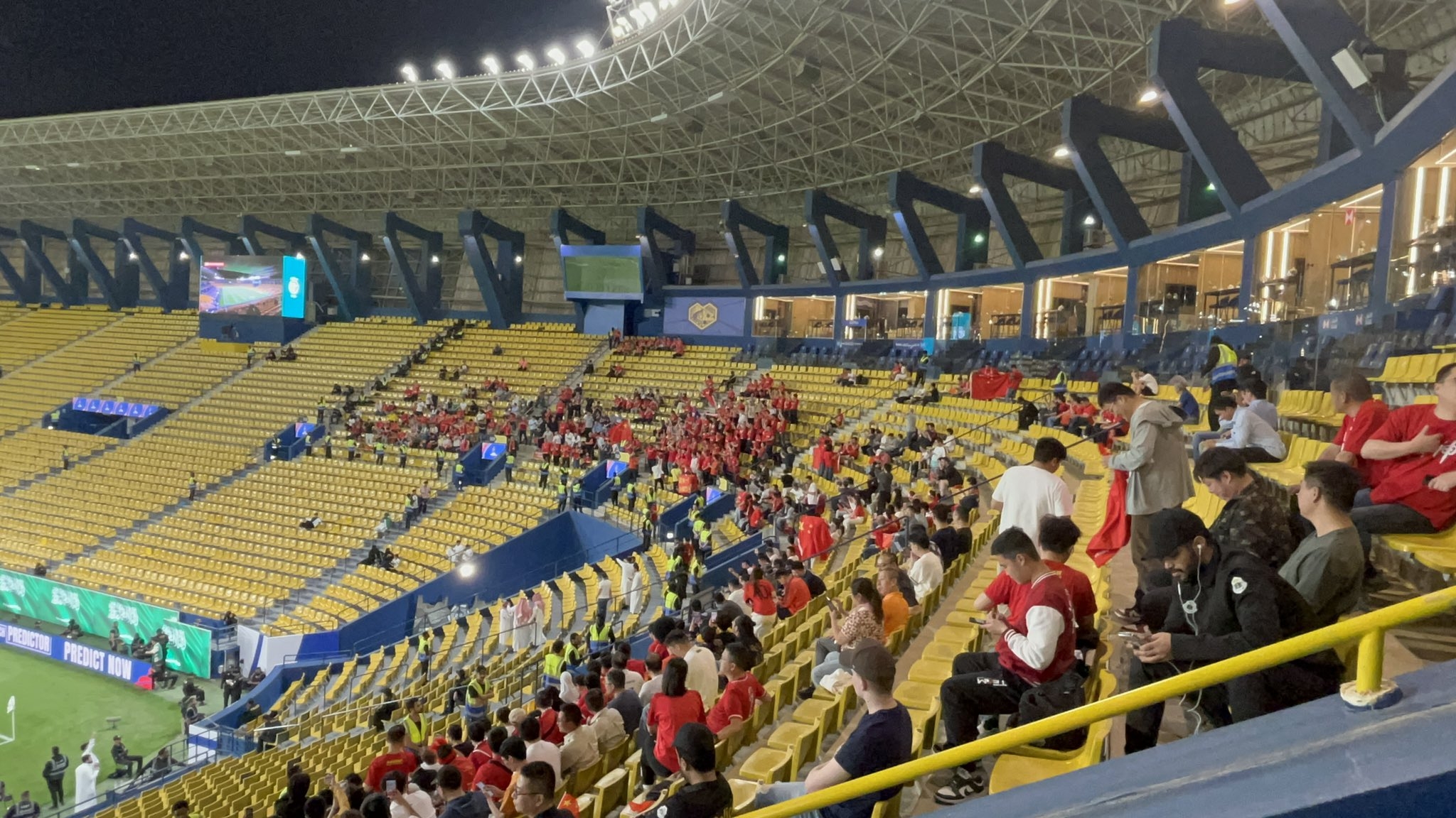  球票已售罄！中國球迷已經(jīng)入場，坐在球場上層沙特球迷區(qū)上方