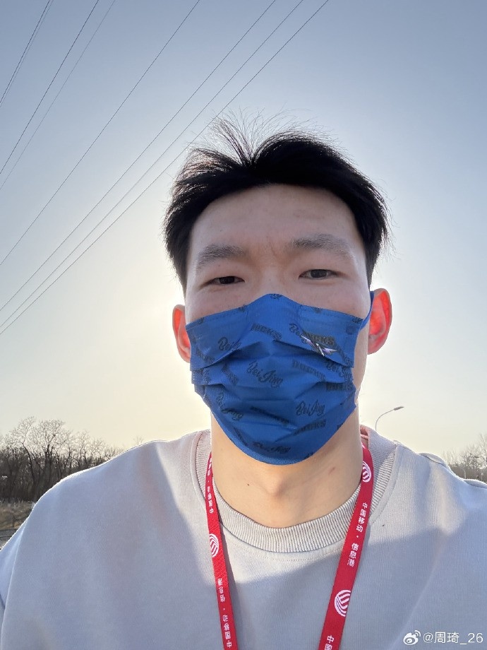  悠閑！周琦騎京牌電動車出行：太陽出來了 開京牌兜兜風(fēng)！
