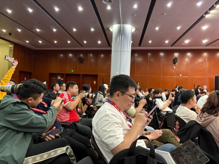  萬眾矚目！記者擠滿國(guó)足賽前新聞發(fā)布廳，賽場(chǎng)記者預(yù)計(jì)超300人