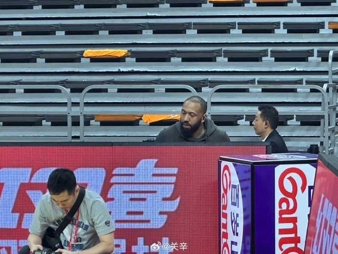  今晚不打？廣東主場(chǎng)迎戰(zhàn)廣廈 吉倫沃特一身便裝現(xiàn)身球館