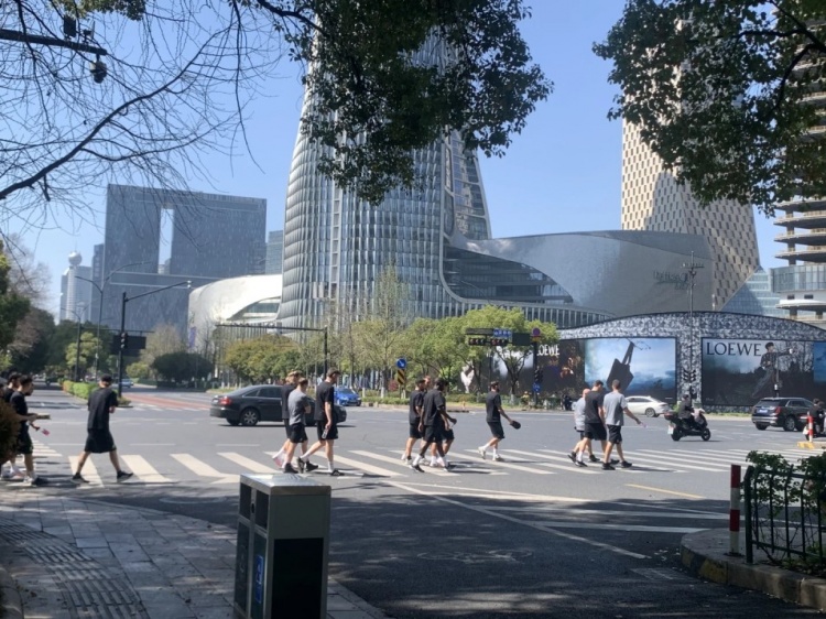  心態(tài)放松，有網(wǎng)友拍到澳大利亞隊早上在萬象城citywalk