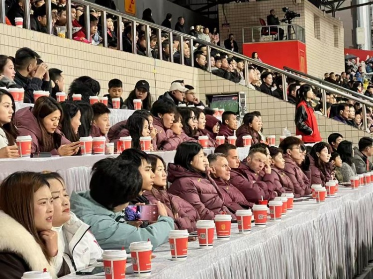  北青體育：中國女足現(xiàn)身中甲賽場，觀看重慶銅梁龍vs遼寧鐵人
