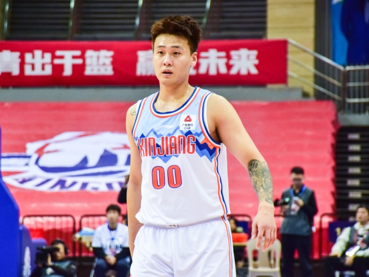  狀態(tài)不俗！趙睿半場9中4拿到15分5籃板