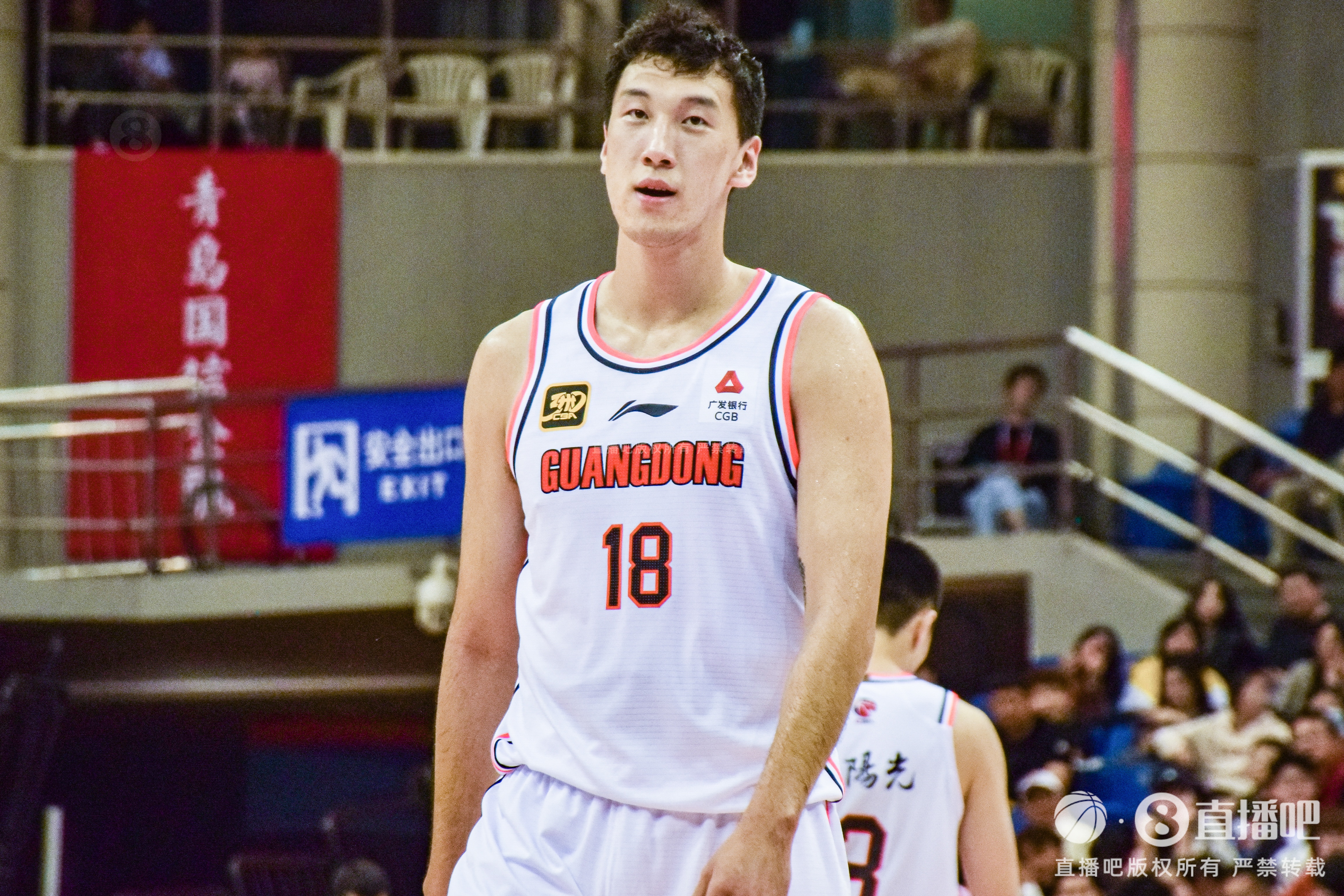  高炮臺發(fā)威！杜潤旺半場6中5拿到13分2斷1帽 三分3中3